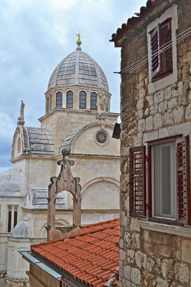 Zicht op de kathedraal van Sint Jacobus in Šibenik