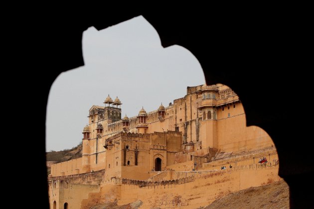 Amber fort in een doorkijk