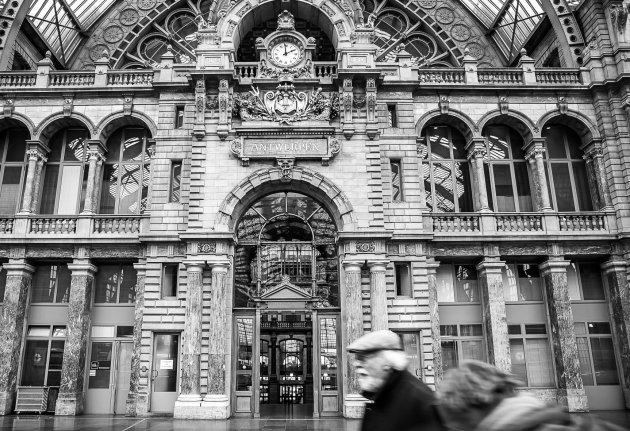 Stationsgebouw vanaf het perron