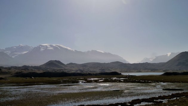 Ochtendlicht bij Kara Kul meer