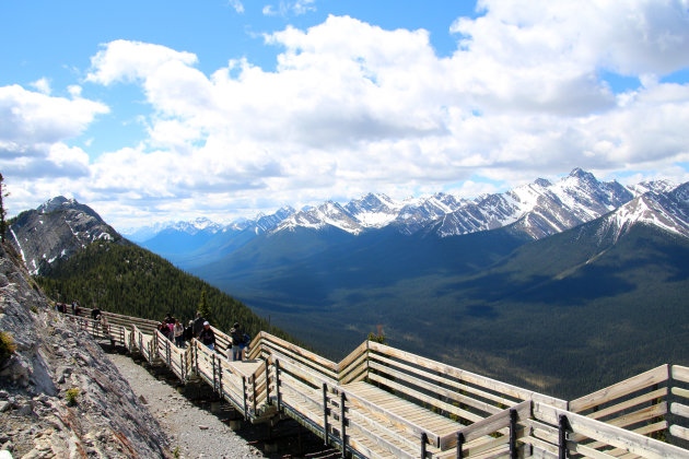 Gebaand pad tussen de toppen van de Rocky Mountains.