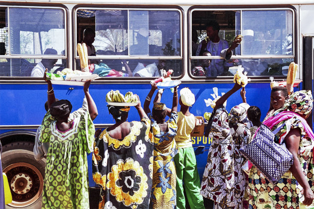 Verkoopsters bij bus-Banjul