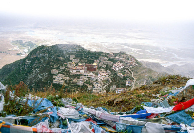 Uitzicht over Ganden monastery