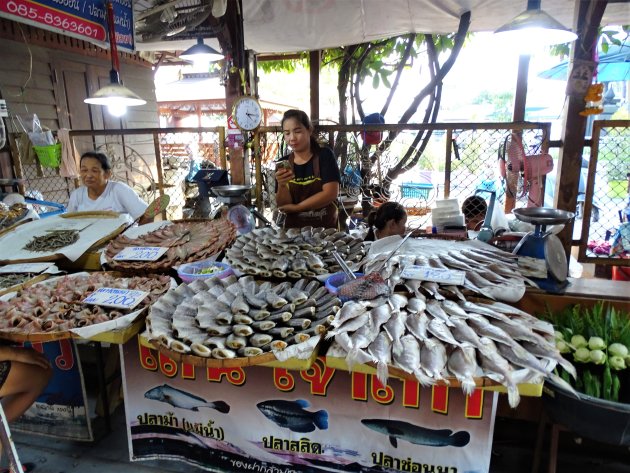 Vis assortiment op de markt.