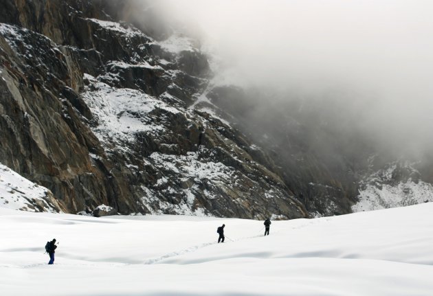 Trekken door de sneeuw