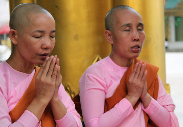 Nonnen bij Swedagon Pagode