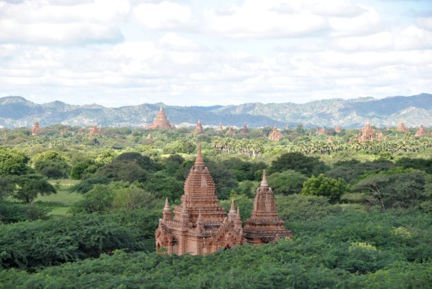 Bagan, zonsondergang en scooteren