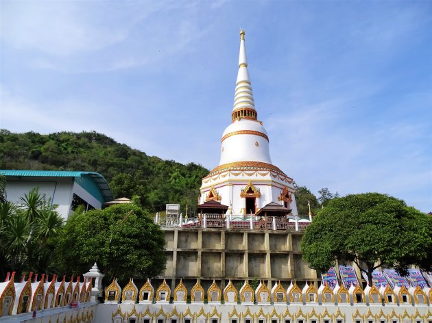 Chedi met urnen muur.