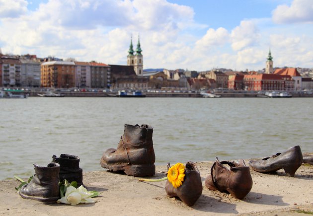 Schoenen op de Donau kade