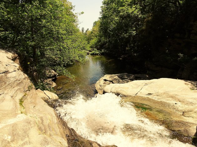 Een verborgen riviertje in de bossen van Ligurië