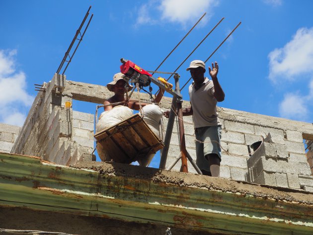 bouwvakkers in Havanna in de brandende hitte