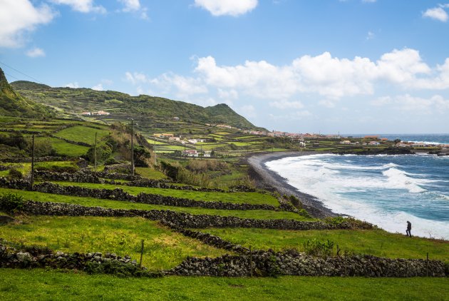 Wandelen bij de kust van Fajã Grande 