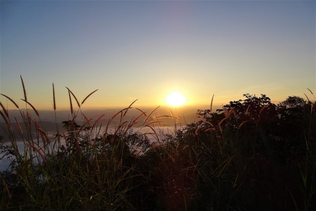 Zonsopkomst hoog in de bergen.