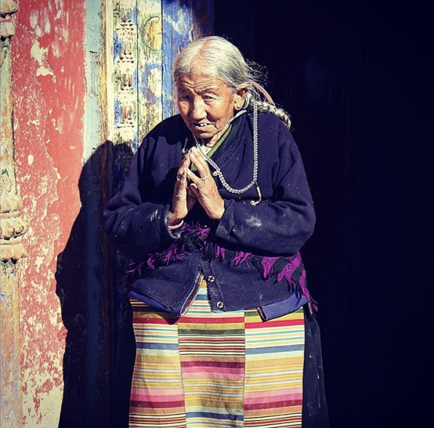 Biddend bij honderdduizend heilige beelden in Gyantse