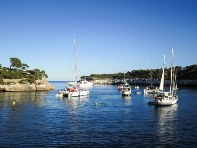 Lekker voor anker in een prachtige baai