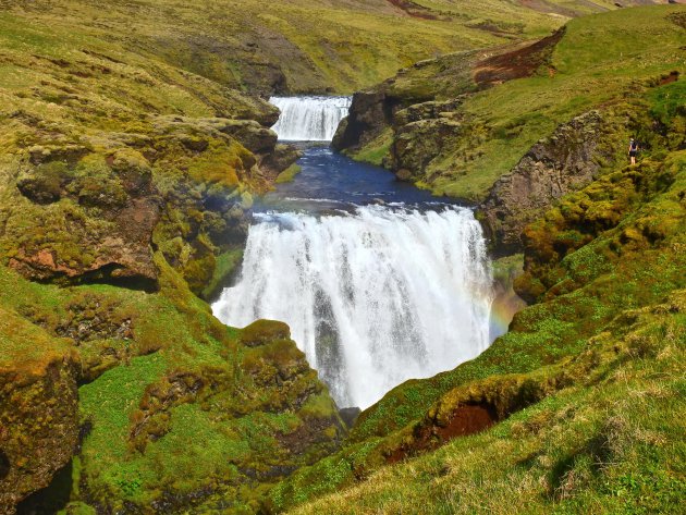 Wandelen voorbij de Skogafoss. 