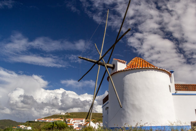 Onverwachte molen in Portugees dorp