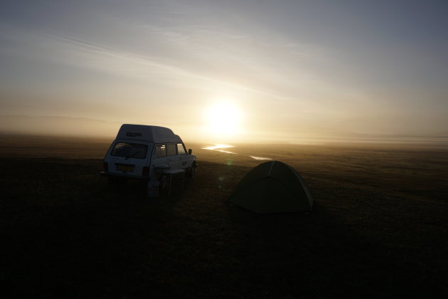 Zonsopkomst boven de Mongoolse steppe