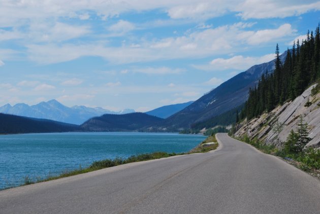 Langs Medicine Lake, toeren door Jasper NP