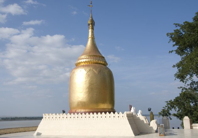 Pagode langs de rivier