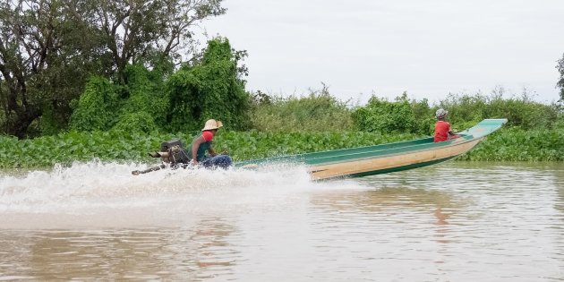 Vliegend over het water