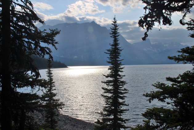 Wandelen langs Upper Lake, Peter Lougheed Provincial Park