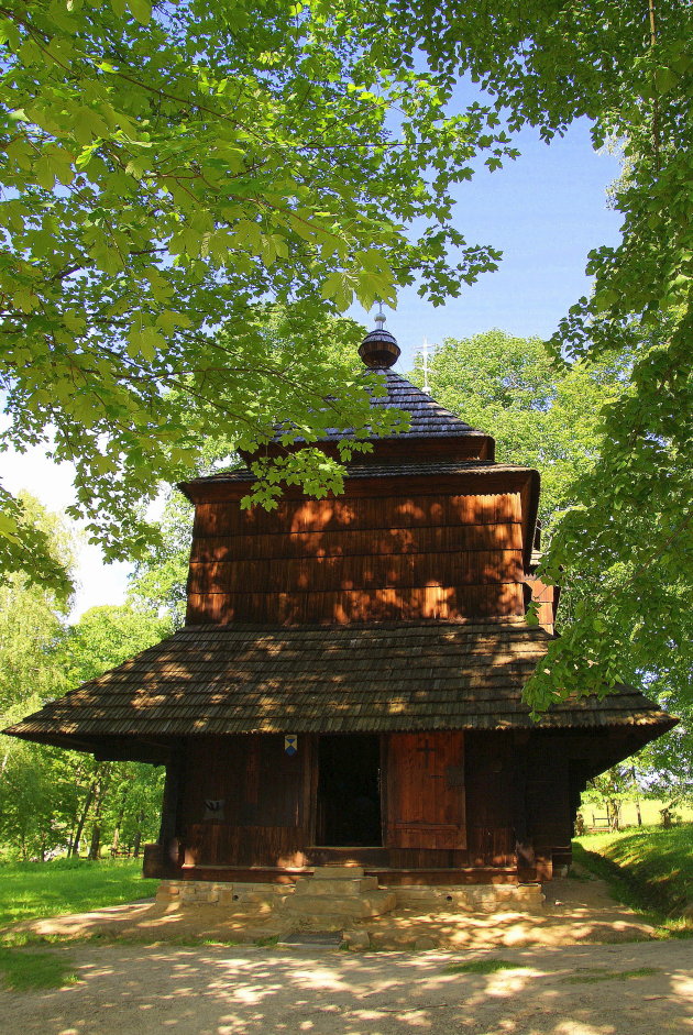De Ingang van de kerk in Smolnik