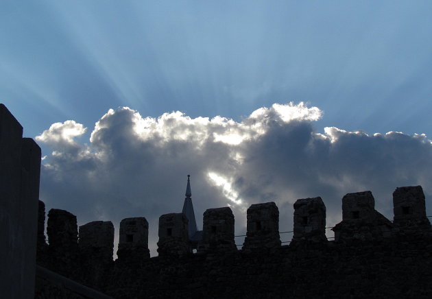 Achter de wolken, schijnt de zon.