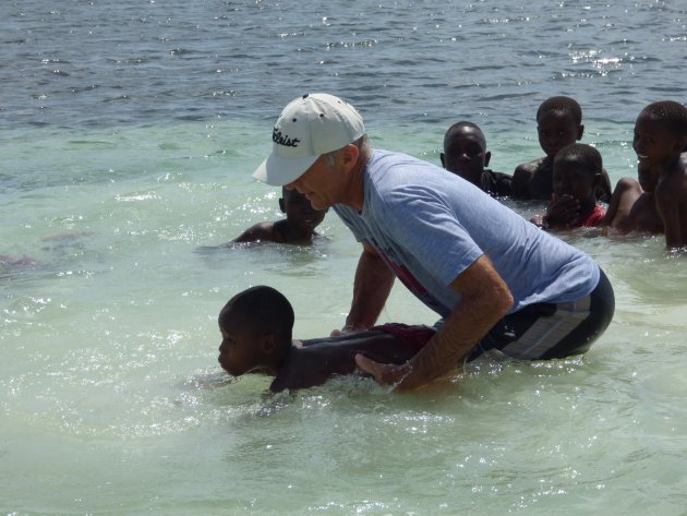 Leer lokale kinderen het hoofd boven water houden