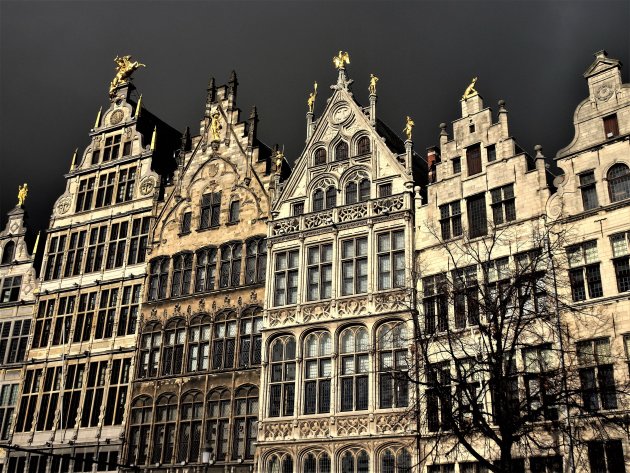 Dreiging boven de Gildenhuizen in Antwerpen