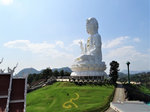 Enorm beeld van de Godin Guan Yin.