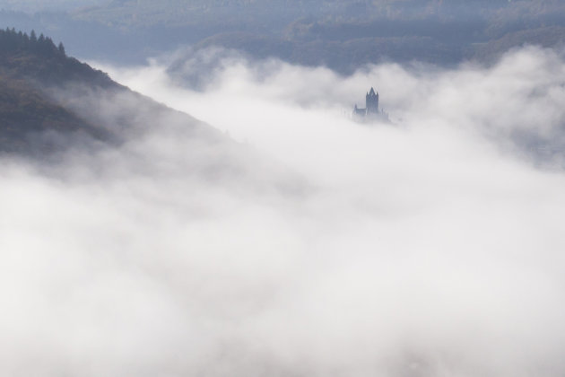 Rijksburcht van Cochem in de mist