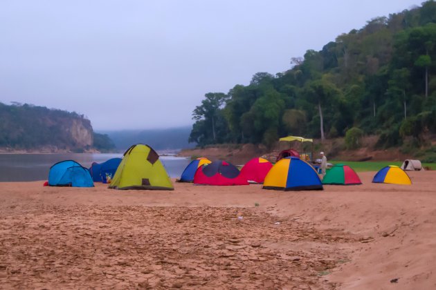 Kamperen in de regen aan de Tsiribihinarivier