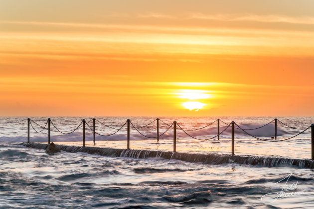 Een zwembad in de zee. 