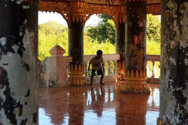 Kinderen spelen tussen de tempels van Mrauk-U