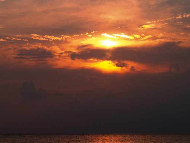 zonsondergang boven Pulau tiga
