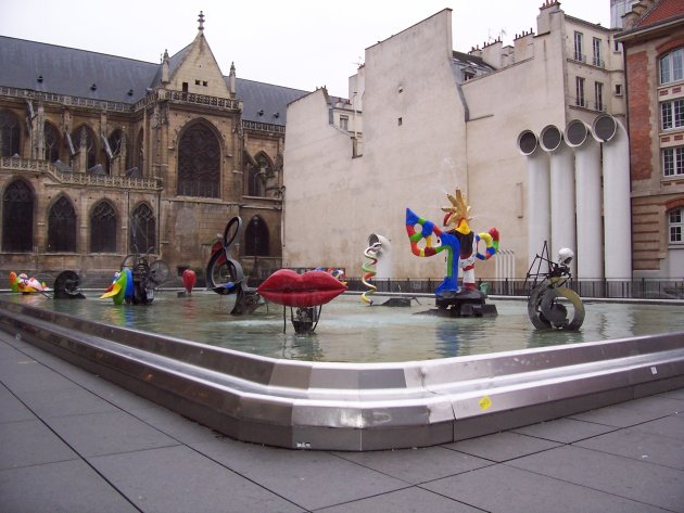 de beelden bij het centre pompidou