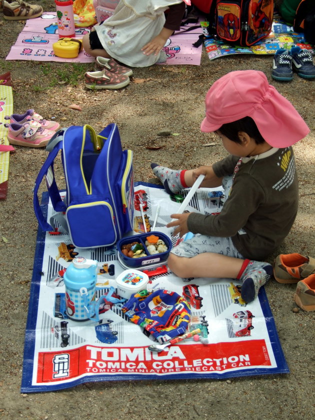 Japans kindje onschuldig genietend van zijn Bento-box