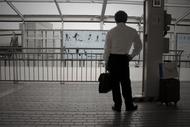 Meneer wacht op Shinkansen richting Tokyo