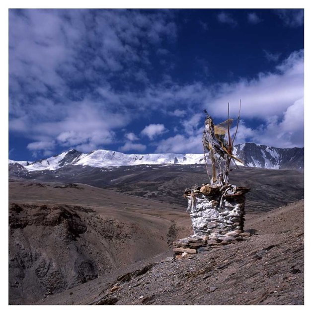 Chorten, bergen en wolken