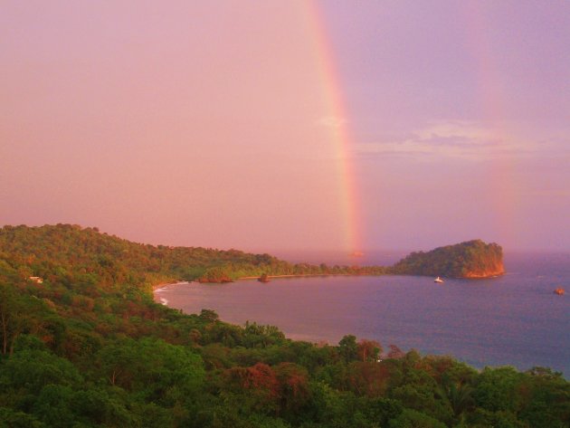 Regenboog boven Manuel Antonio National Park