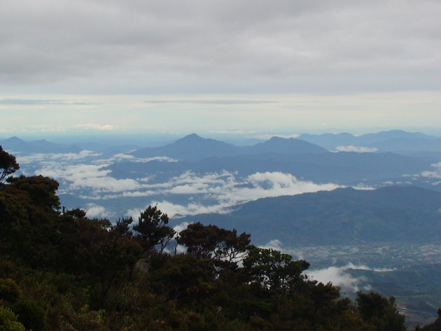 Eindeloos uitzicht vanaf de Gunung Kinabalu