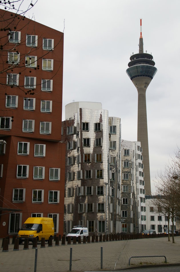 Alle drie de door Gehry ontworpen gebouwen