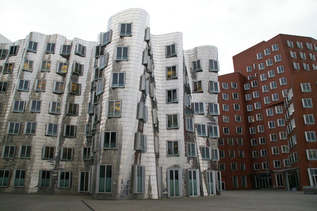 Het glimmende en rode gebouw van Gehry