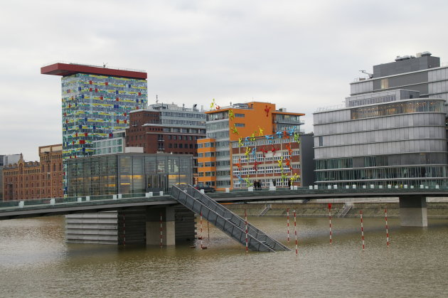 De moderne 'pakhuizen' in Medienhafen