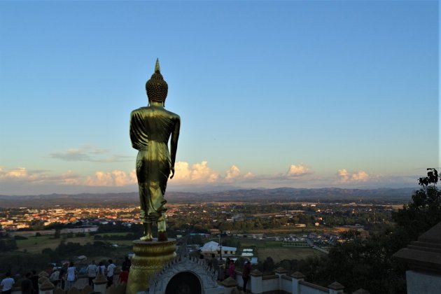 Boedddha uitkijkend over de stad.