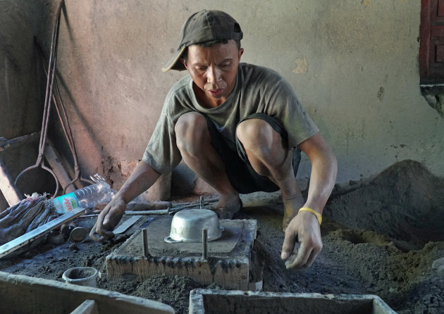 Dagelijks leven Madagaskar:  pannenfabricage in Ambatolampy