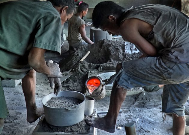 Dagelijks leven in Madagaskar: aluminium pannen gieten in Ambatolampy