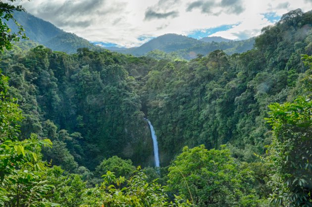 Prachtige La Fortuna waterval na het regenseizoen