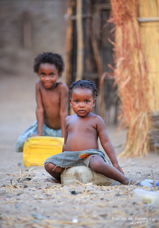 Spelende kids bij lake Malawi